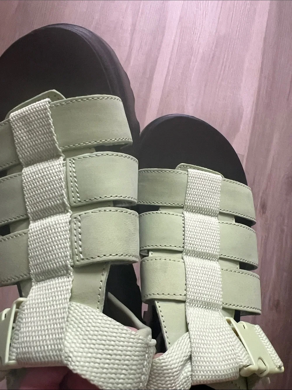 UGG Cora  Women's Light Green Strappy Platform Sandals Size 7